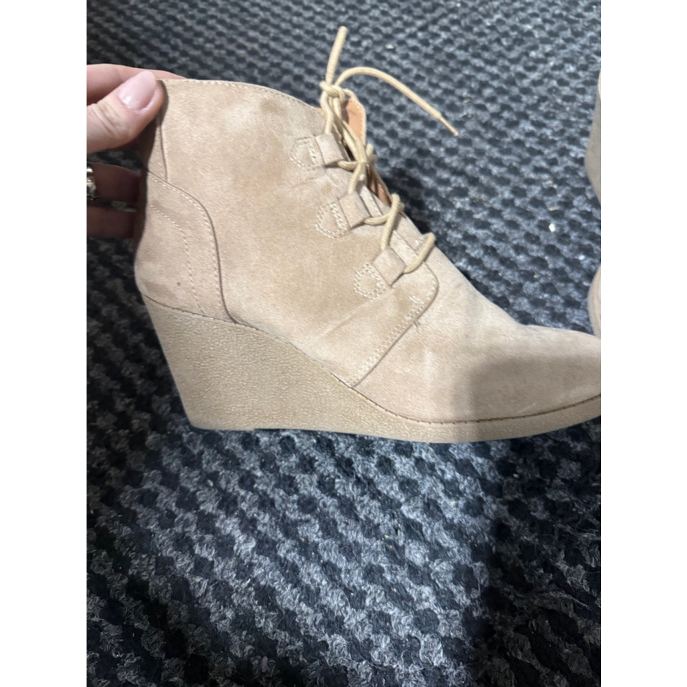 Women's Unbranded Boots 9 Beige!!! Accepting offers